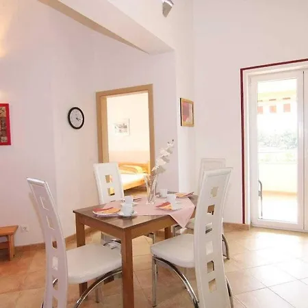 Сasa de vacaciones In With Swimming Pool